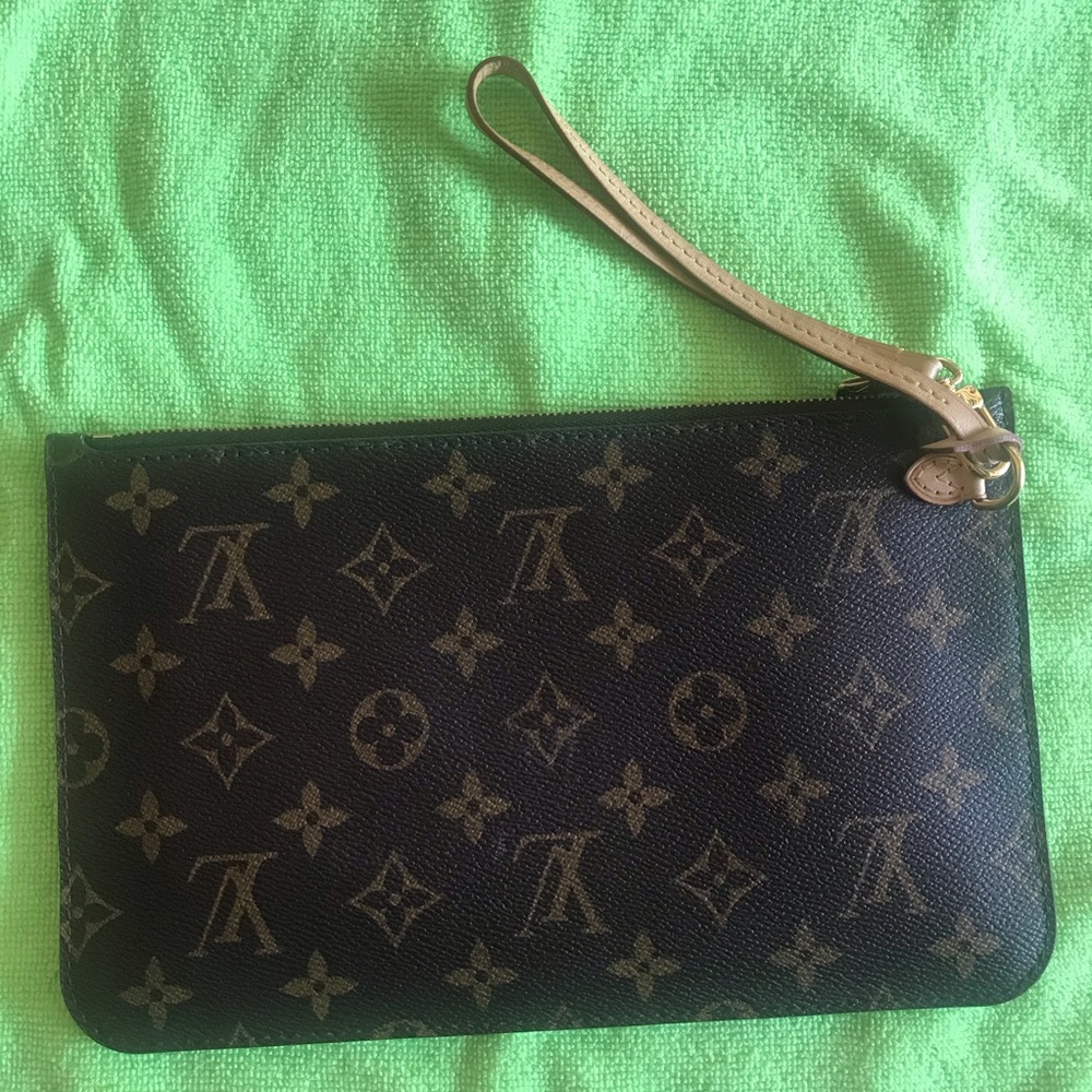 Auth. Louis Vuitton Neverfull pouch